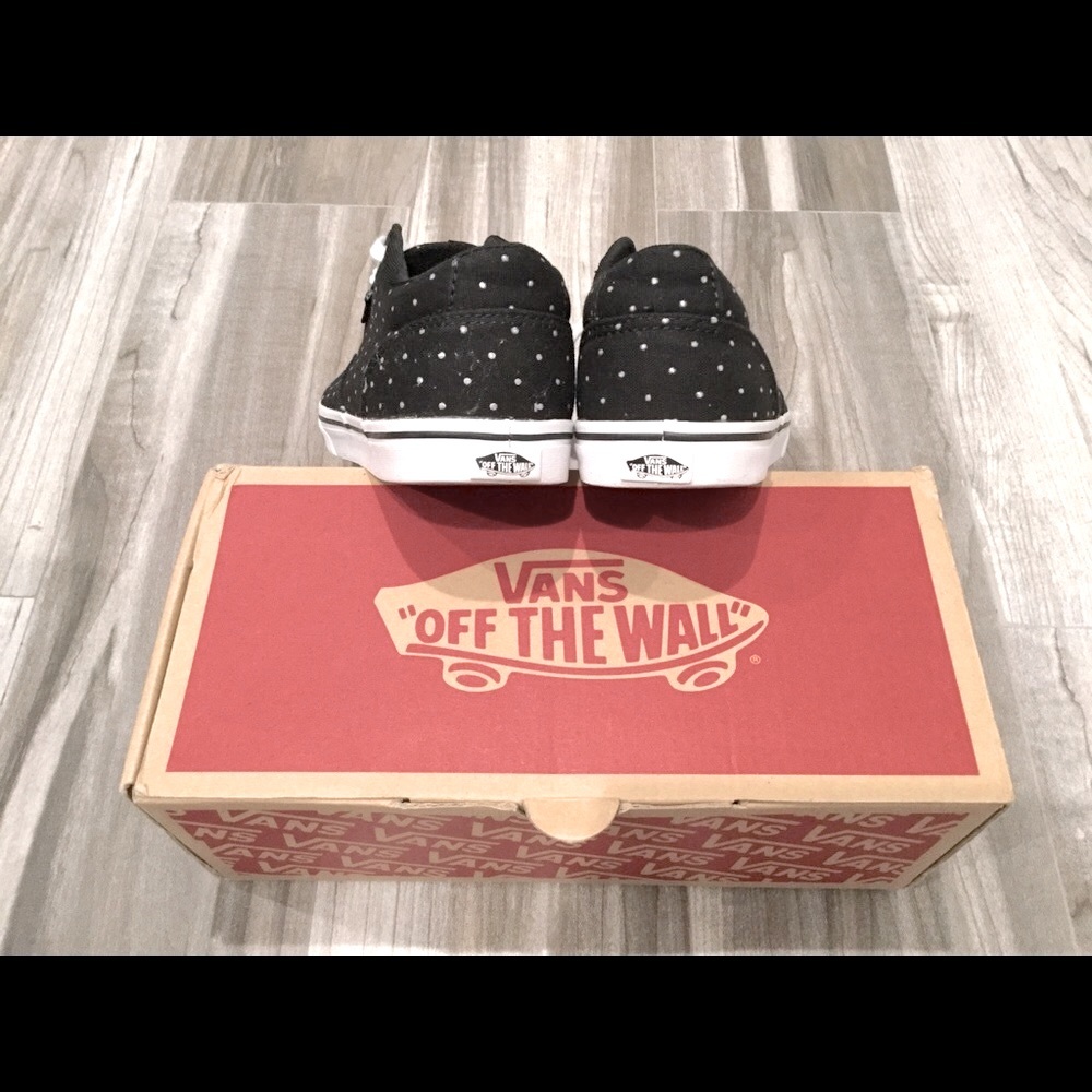 Vans Mini studded detail sneakers are a rare find🛍 Also fits Womans size 6 - Picture 4 of 7